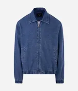 Campera estilo bomber marca Blue Steel confeccionada en jean de algodón con lavado azul. Presenta diseño boxy estructurado, cuello camisero, cierre frontal, bolsillos laterales y elásticos en los puños y en el ruedo.
