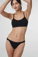 Bralette de algodón con escote redondo, breteles finos ajustables y banda elástica inferior. Diseño sin aros con copas removibles.