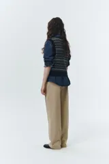 Pantalón sastrero de pierna ancha color beige, con doble pinza frontal y caída fluida.