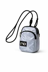 Cartera bandolera pequeña color dorado metálico, con cierre principal y bolsillo frontal con cierre. Tiene una correa ajustable de cordón negro y un parche rectangular negro con el logo "IND" en blanco.