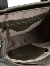 Bolso tipo tote bag de tamaño mediano, color verde oscuro con textura granulada. Presenta detalles en material gris oscuro con efecto desgastado o metalizado en las asas, los bordes y las tiras laterales. Incluye dos cierres verticales decorativos en el frente y una correa larga ajustable para llevar al hombro.