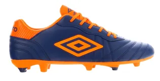 Championes de fútbol Umbro modelo Touch FG, color blanco total. Presentan un diseño clásico con costuras reforzadas en la puntera para mayor control del balón, el logo de la marca en relieve en el lateral y suela con tacos diseñados para césped natural.