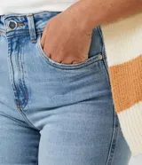 Pantalón de jean skinny liso, color celeste, con bolsillos delanteros y traseros.