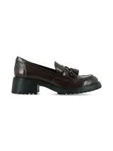 Mocasín de cuero color marrón oscuro, con detalle de flecos y borlas en el empeine. Presenta una suela track robusta con taco cuadrado y plataforma.