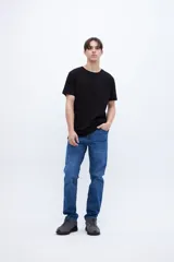 Remera de manga corta color blanco, con cuello redondo y corte holgado.