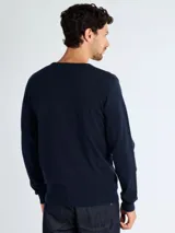 Sweater de punto con cuello en V, manga larga y puños acanalados, de corte clásico.