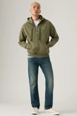 Pantalón de jean Levi's modelo 502 Regular Taper, de corte recto con ajuste cónico hacia el tobillo, en tono azul medio con efecto de lavado desgastado.