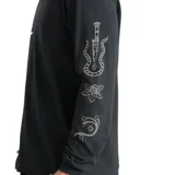 Remera de manga larga color negro, con cuello redondo y puños acanalados. Presenta un estampado gráfico pequeño en el centro del pecho y detalles estampados a lo largo de las mangas.