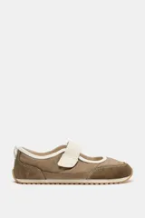 Zapato tipo bailarina deportiva barefoot color marrón, con detalles en beige, puntera amplia, suela flexible y cierre con tira ajustable en el empeine.