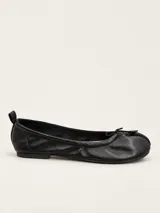 Ballerinas de cuero color negro, inspiradas en el diseño japonés Tabi con punta dividida y lazo decorativo en el empeine.