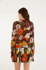 Cardigan de punto color marrón con diseño floral estampado en tonos naranjas, blancos y celestes, escote redondo y cierre frontal de botones con forma de flor.