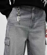 Bermuda jeans masculina de corte baggy, color gris con acabado desteñido. Cuenta con bolsillos cargo laterales con solapa, cierre de botón y cremallera, y detalle de llavero metálico en la cintura.