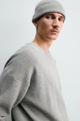 Jersey de punto con textura acanalada, cuello redondo y manga larga. Presenta un corte regular fit con acabados en rib en puños y bajo.