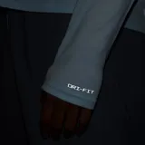 Campera de running Nike Pacer Flash celeste con cierre parcial, mangas largas y logo reflectivo en el pecho. Ideal para entrenamiento en condiciones variables.