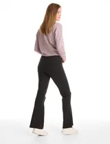 Legging de tiro alto con cintura ancha modeladora y faja interna de compresión. Presenta un diseño de pierna entallada con terminación acampanada en el bajo.