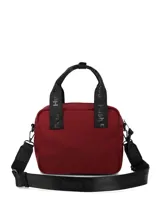 Cartera tipo bandolera de color bordó, confeccionada en material sintético. Cuenta con doble asa superior, correa ajustable y desmontable, cierre principal con cremallera y bolsillos frontales con cierre. Presenta detalles de marca en las correas y logo frontal.