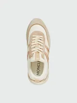 Zapatillas Moncler modelo Pacey, confeccionadas en una combinación de cuero y gamuza en tonos crema y beige. Presentan un diseño de paneles con cordones al tono y suela de goma.