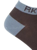 Calcetín corto de fibra de bambú en color marrón con detalles en celeste en el talón, puntera y borde superior. Presenta el logo de la marca RKF tejido en el borde superior y en la puntera.