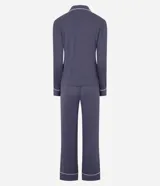 Pijama de dos piezas estilo americano en color azul grisáceo. La blusa es de manga larga con cuello solapa, cierre frontal de botones y detalle de bies en contraste. El pantalón es de corte recto con cintura elástica y detalle de bies en el ruedo.