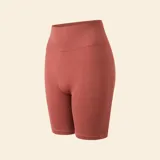 Short ciclista deportivo de tiro alto, confeccionado en tejido sin costuras con textura acanalada en los laterales. Presenta un diseño ajustado y elástico.