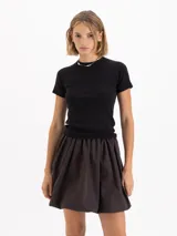 Remera de algodón pima al cuerpo, con cuello redondo y mangas cortas. Presenta un diseño minimalista y ajustado.