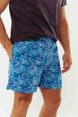 Short de baño azul con franjas horizontales en celeste y azul claro. Cuenta con cintura elástica ajustable con cordón, dos bolsillos laterales y uno trasero.