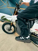 Championes urbanos Coolway modelo Goal, color negro con detalles en blanco y suela de goma color marrón. Presentan diseño con franjas laterales y la inscripción 'GOAL' en el lateral.