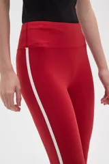 Calza deportiva de tiro alto, color rojo, confeccionada en poliamida con ajuste al cuerpo.