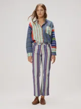 Pantalón de corte recto con diseño de rayas verticales multicolor en tonos celeste, azul, violeta y naranja.
