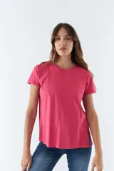 Remera de manga corta con escote redondo, confeccionada en algodón, con diseño de corte recto y aberturas laterales en el ruedo.