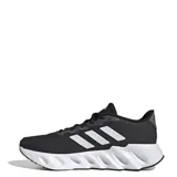 Championes de running Adidas modelo Switch Run, color negro con detalles en blanco. Presentan una parte superior de malla transpirable, entresuela de EVA con diseño de rebajes y suela exterior Adiwear para mayor tracción.