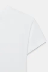 Camiseta de manga corta color celeste, de corte entallado y cuello redondo.