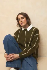 Sweater marrón de tejido de punto con rayas verticales color crema.