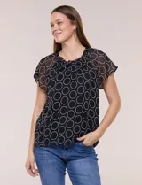 Blusa holgada de gasa negra con estampado geométrico de círculos blancos, cuello redondo fruncido con volados y mangas cortas de corte mariposa.