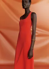 Vestido midi de tejido fluido y diseño entallado, con escote cuadrado y tirantes finos. Presenta una abertura posterior en el bajo.