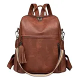 Mochila de cuero sintético marrón, amplia y resistente, con compartimento principal y bolsillos frontales y laterales con cierre.