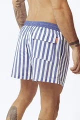 Short de baño con estampado tropical de hojas y loros, con cordón ajustable en la cintura.