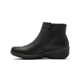 Bota corta de cuero sintético color negro, con diseño de caña media, cierre lateral y suela de goma con plataforma baja.