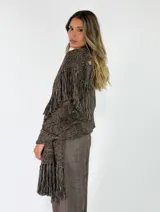 Pashmina de punto color crudo, con diseño calado de rayas verticales y flecos largos en los bordes.