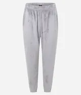 Conjunto de pijama largo de dos piezas confeccionado en tejido fleece suave y abrigado. Incluye una blusa de manga larga con cuello redondo y ajuste en la cintura, y un pantalón con cintura elástica. Ambas prendas presentan una textura grabada con diseño de gatitos.