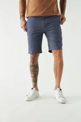 Bermuda tipo chino de gabardina con cierre de cremallera y botón, bolsillos laterales y traseros, y pasa cinto. Presenta un diseño clásico con logo bordado.