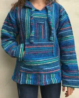 Buzo con capucha de tejido artesanal a rayas horizontales de colores azul, verde, amarillo, naranja y rojo. Tiene un bolsillo tipo canguro en la parte delantera y cordones ajustables en el cuello.