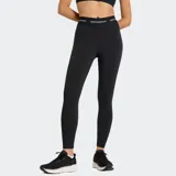 Calza deportiva New Balance Rise Sport Legging 25, color negro, de tiro alto con cintura elástica que lleva el logo de la marca repetido.