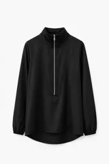 Blusa de satén color negro con cuello alto y cierre frontal parcial. Presenta mangas largas con puños elásticos y un diseño de corte fluido con dobladillo curvo.