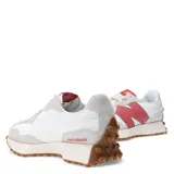 Championes New Balance 327, capellada blanca con superposiciones en gamuza gris y logo "N" en cuero rojo. Suela de goma marrón.