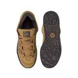 Championes Adidas modelo Adimatic, color mostaza con detalles en marrón oscuro. Presentan un diseño robusto de estilo skate con cordones anchos, suela de goma con patrón de dientes de sierra y el logo de la marca en el talón.