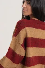 Buzo de tejido de punto con diseño de rayas horizontales en tonos bordó y beige, de cuello redondo y mangas largas.