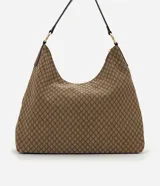 Cartera hobo grande marca Satinato, confeccionada en poliuretano con textura geométrica en tonos tostado y marrón. Cuenta con asas de hombro combinadas de material sintético y cadenas metálicas doradas, y placa frontal con el logo grabado.