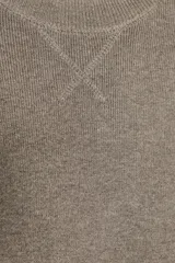 Jersey de punto liso con cuello redondo y manga larga, con detalle de costura en forma de V en el cuello.