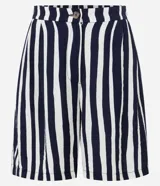 Short femenino de viscosa y poliamida, con estampado de rayas verticales blancas y azul marino. Presenta un modelo corto, cintura elástica y cierre de botón.